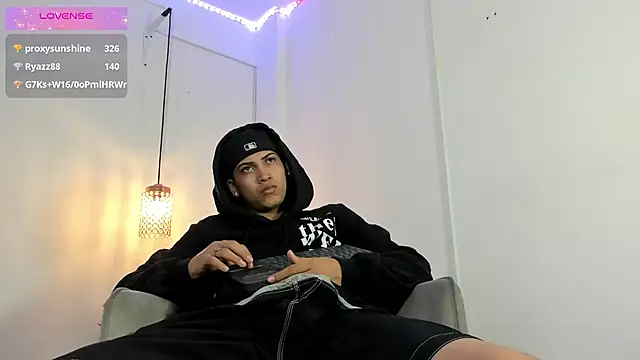 Snapshot of Br4ndxpimm chatting on 10-14-25, 03:35 Br4ndxpimm online show from 10-14-25, 03:35