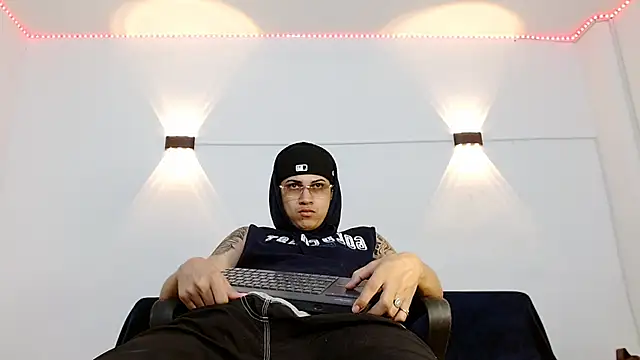 Snapshot of Br4ndxpimm chatting on 10-27-25, 04:33 Br4ndxpimm online show from 10-27-25, 04:33