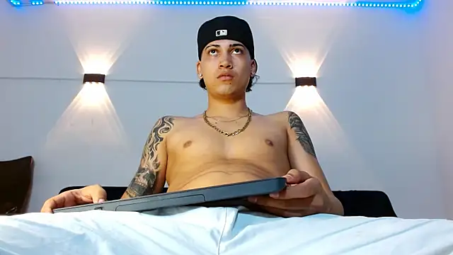 Snapshot of Br4ndxpimm chatting on 12-18-25, 08:04 Br4ndxpimm online show from 12-18-25, 08:04