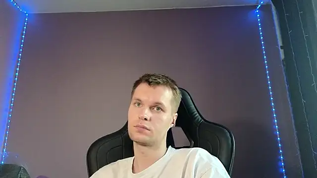 Snapshot of Leonnextdoor chatting on 03-06-25, 09:58 Leonnextdoor online show from 03-06-25, 09:58