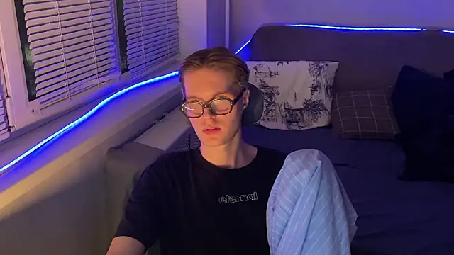 Snapshot of Leonnextdoor chatting on 01-07-26, 05:15 Leonnextdoor online show from 01-07-26, 05:15