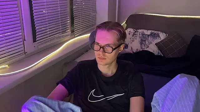 Snapshot of Leonnextdoor chatting on 01-08-26, 11:56 Leonnextdoor online show from 01-08-26, 11:56