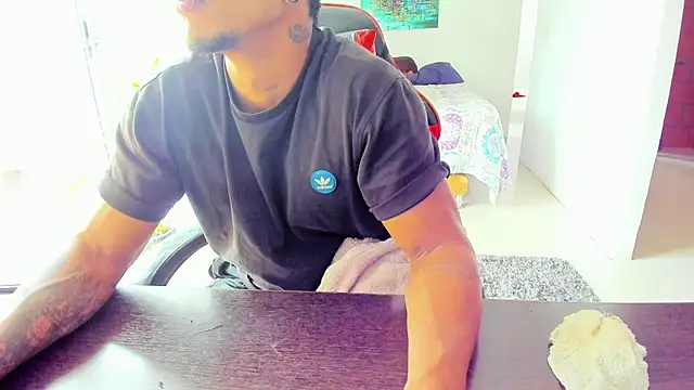 Adam Valenciia online show from 09-29-25, 05:18