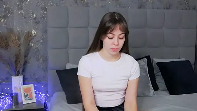 Snapshot of TheEmma chatting on 03-21-25, 06:05 TheEmma online show from 03-21-25, 06:05