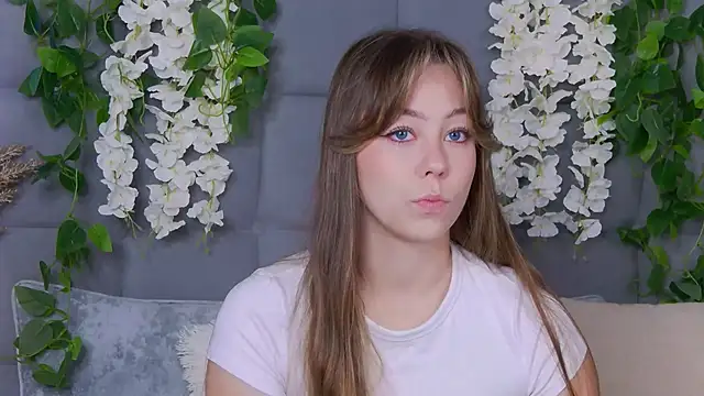 Snapshot of TheEmma chatting on 10-17-25, 05:54 TheEmma online show from 10-17-25, 05:54