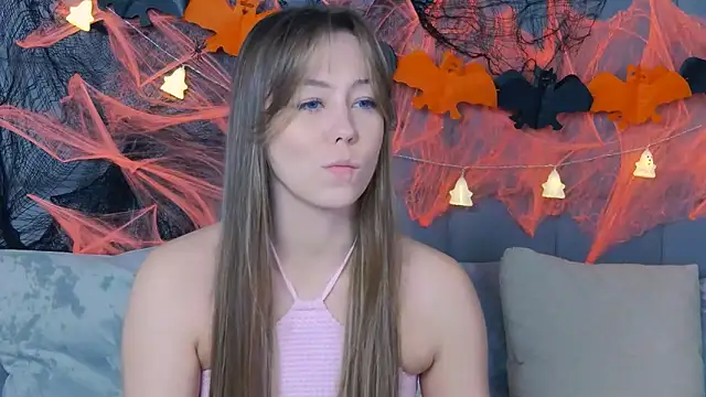 Snapshot of TheEmma chatting on 11-02-25, 08:28 TheEmma online show from 11-02-25, 08:28