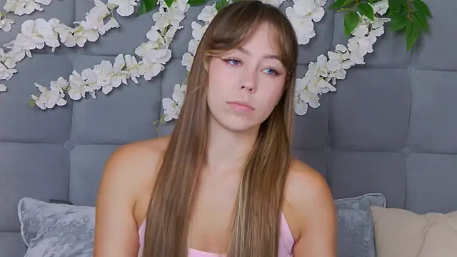 Snapshot of TheEmma chatting on 11-24-25, 09:53 TheEmma online show from 11-24-25, 09:53