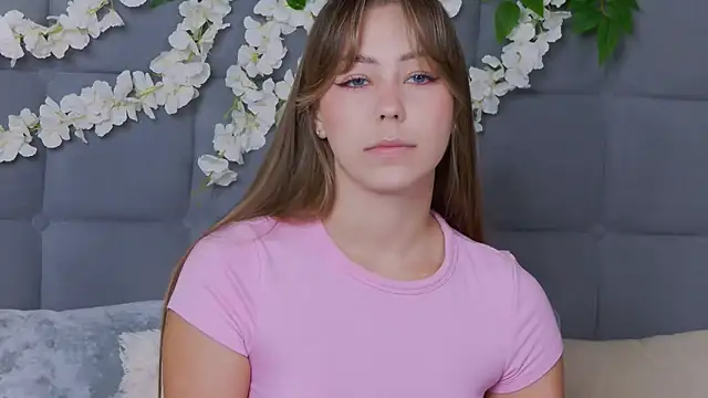 Snapshot of TheEmma chatting on 11-26-25, 08:15 TheEmma online show from 11-26-25, 08:15