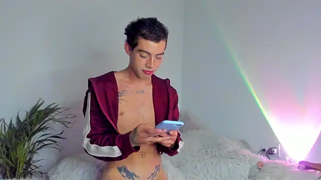 Snapshot of Henophiid chatting on 01-12-26, 04:29 Henophiid online show from 01-12-26, 04:29