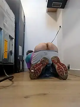 Snapshot of Cloudin_around chatting on 03-06-25, 06:16 Cloudin around online show from 03-06-25, 06:16