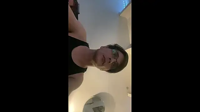 Snapshot of TylerXAnthony chatting on 10-30-25, 10:10 TylerXAnthony online show from 10-30-25, 10:10