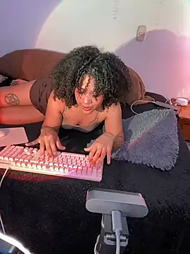 Snapshot of bronwgirl69 chatting on 03-16-25, 06:44 bronwgirl69 online show from 03-16-25, 06:44