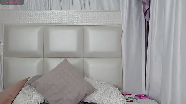 Snapshot of verosantana15 chatting on 05-19-26, 12:27 verosantana15 online show from 05-19-26, 12:27