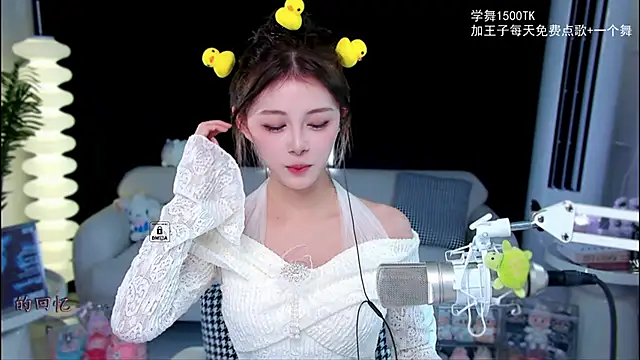 Snapshot of xixibaby- chatting on 10-06-25, 08:34 xixibaby- online show from 10-06-25, 08:34