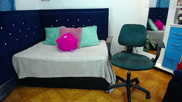 Snapshot of twinkmilk_ chatting on 03-16-25, 12:34 twinkmilk online show from 03-16-25, 12:34