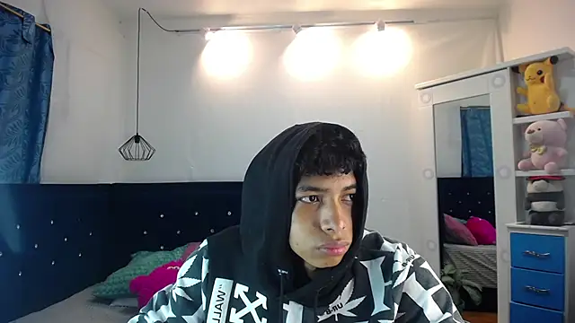 Snapshot of twinkmilk_ chatting on 03-17-25, 12:46 twinkmilk online show from 03-17-25, 12:46