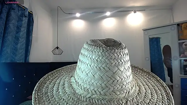 Snapshot of twinkmilk_ chatting on 03-21-25, 01:01 twinkmilk online show from 03-21-25, 01:01