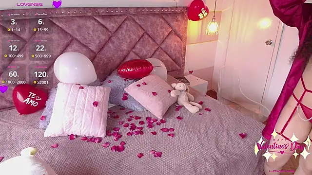 Snapshot of Charlotte__Miller chatting on 02-14-25, 07:23 Charlotte Miller online show from 02-14-25, 07:23