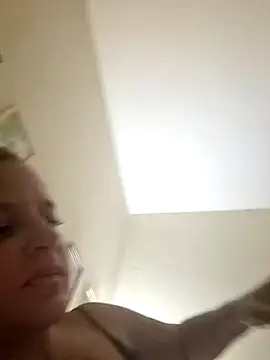 Snapshot of AliceRuivinha2 chatting on 10-24-25, 10:33 AliceRuivinha2 online show from 10-24-25, 10:33