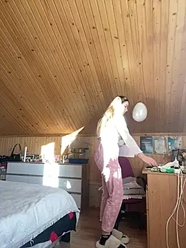 Snapshot of mewKate chatting on 03-20-25, 03:14 mewKate online show from 03-20-25, 03:14