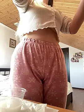 Snapshot of mewKate chatting on 03-21-25, 03:35 mewKate online show from 03-21-25, 03:35