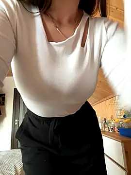 Snapshot of mewKate chatting on 11-02-25, 11:56 mewKate online show from 11-02-25, 11:56