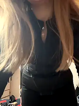 Snapshot of mewKate chatting on 12-15-25, 03:27 mewKate online show from 12-15-25, 03:27