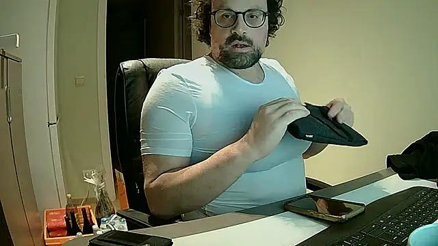 Snapshot of littlehairyman chatting on 01-09-26, 07:55 littlehairyman online show from 01-09-26, 07:55