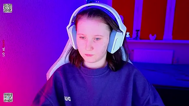 Snapshot of mon_lola chatting on 01-15-26, 04:44 mon lola online show from 01-15-26, 04:44