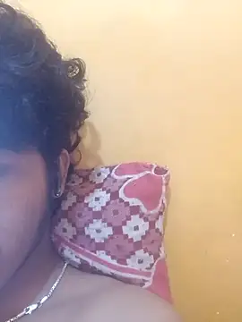 Snapshot of CosmicEmuu chatting on 10-06-25, 06:33 CosmicEmuu online show from 10-06-25, 06:33