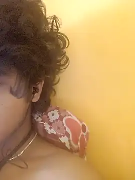 Snapshot of CosmicEmuu chatting on 03-27-26, 06:08 CosmicEmuu online show from 03-27-26, 06:08