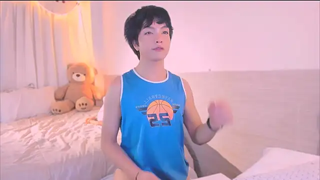 AllanYong18 online show from 11-09-25, 05:17