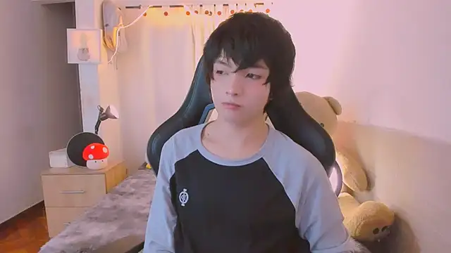 AllanYong18 online show from 04-04-26, 04:44