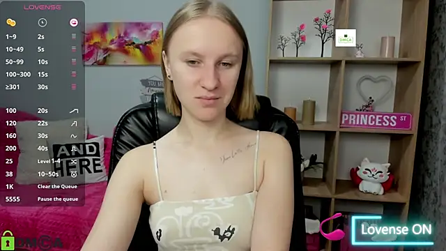 Snapshot of BeautyBlondy chatting on 10-14-25, 06:03 BeautyBlondy online show from 10-14-25, 06:03