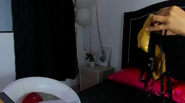 Snapshot of Cleo_Hott chatting on 02-25-25, 04:03 Cleo Hott online show from 02-25-25, 04:03