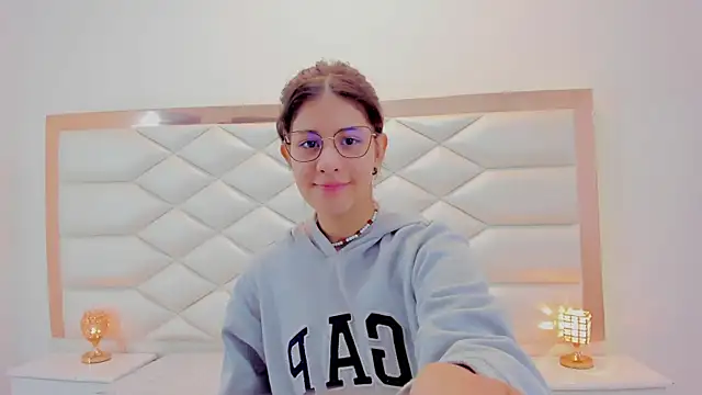 Snapshot of MiaQueen021 chatting on 01-20-25, 12:18 MiaQueen021 online show from 01-20-25, 12:18