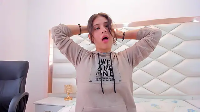 Snapshot of MiaQueen021 chatting on 01-29-25, 03:15 MiaQueen021 online show from 01-29-25, 03:15