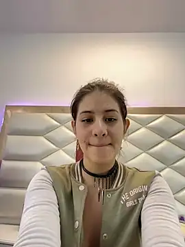 Snapshot of MiaQueen021 chatting on 02-07-25, 06:45 MiaQueen021 online show from 02-07-25, 06:45