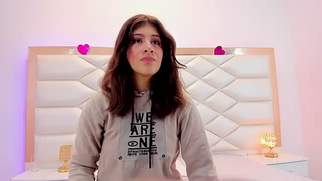 Snapshot of MiaQueen021 chatting on 02-14-25, 12:36 MiaQueen021 online show from 02-14-25, 12:36