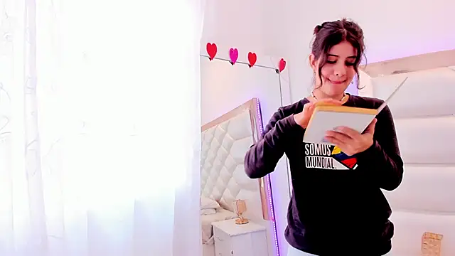 Snapshot of MiaQueen021 chatting on 02-19-25, 03:49 MiaQueen021 online show from 02-19-25, 03:49