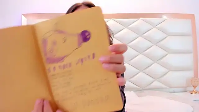 Snapshot of MiaQueen021 chatting on 02-19-25, 06:54 MiaQueen021 online show from 02-19-25, 06:54