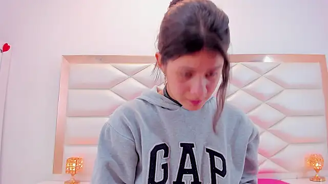 Snapshot of MiaQueen021 chatting on 03-08-25, 03:35 MiaQueen021 online show from 03-08-25, 03:35