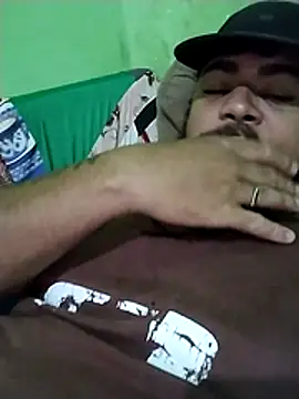 Snapshot of safado0027 chatting on 12-15-25, 08:46 safado0027 online show from 12-15-25, 08:46