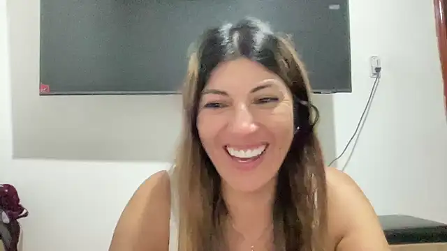 LunaBeya online show from 10-12-25, 04:55