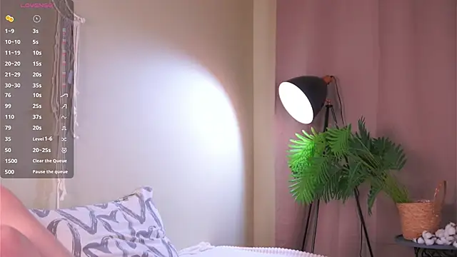 Snapshot of LinnHigh chatting on 10-24-25, 04:36 LinnHigh online show from 10-24-25, 04:36