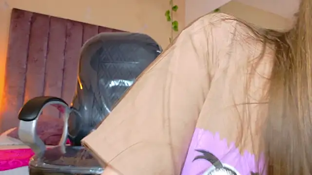 Dahlia Rousse online show from 04-16-26, 12:11