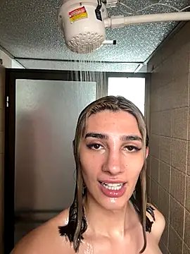 Queensara  online show from 11-21-25, 06:39