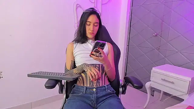 Snapshot of MeganPresleyy chatting on 05-18-26, 06:08 MeganPresleyy online show from 05-18-26, 06:08