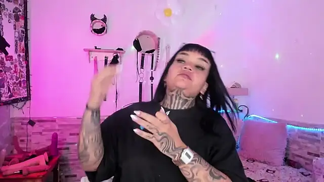 Snapshot of amyswallow7 chatting on 02-15-26, 01:35 amyswallow7 online show from 02-15-26, 01:35