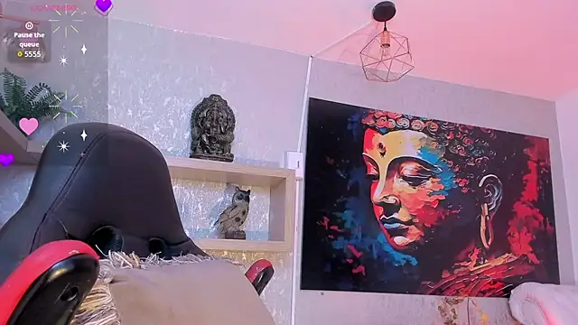 Luxury Woman online show from 10-15-25, 08:58